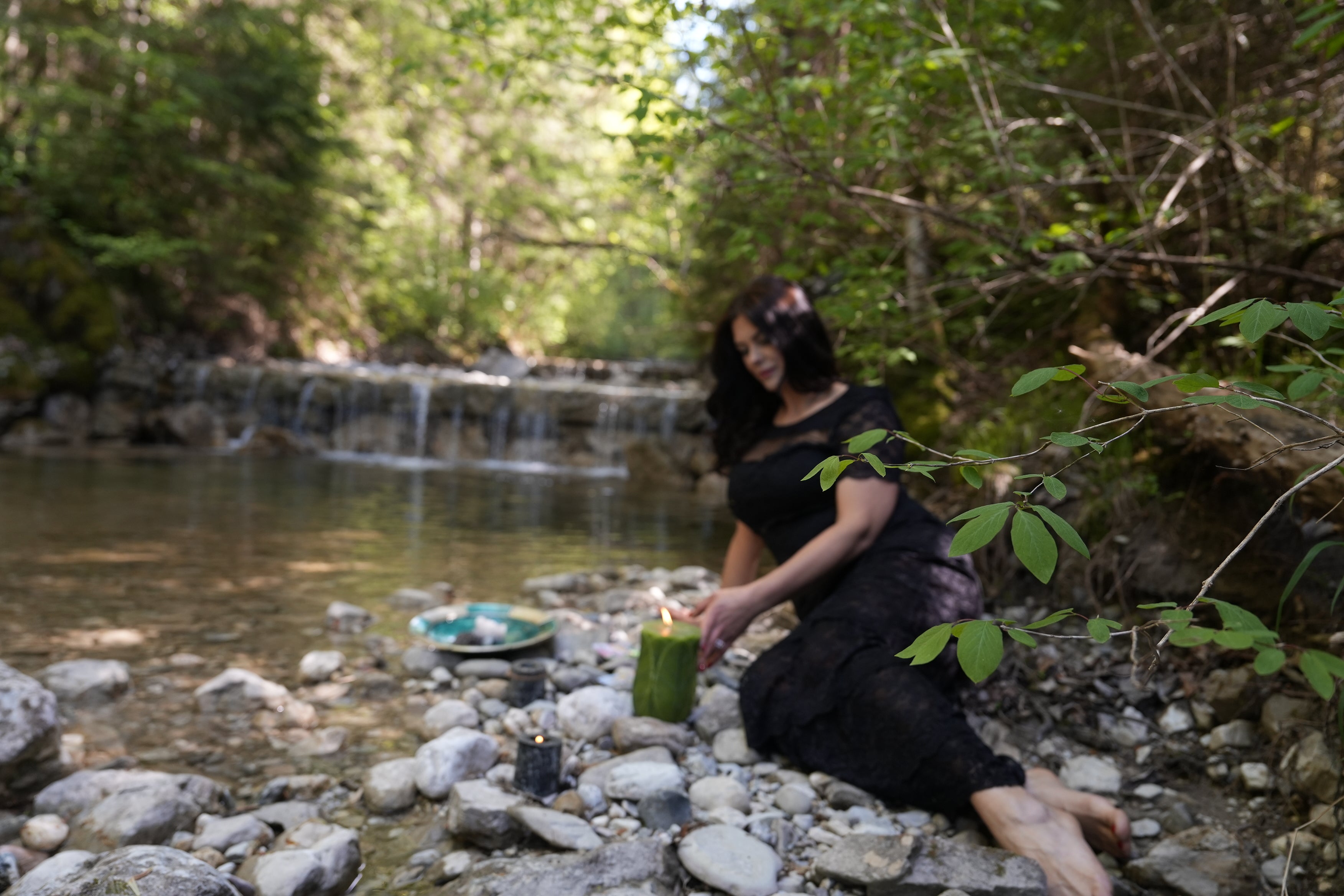Jana Wald am Wasser in der Natur
